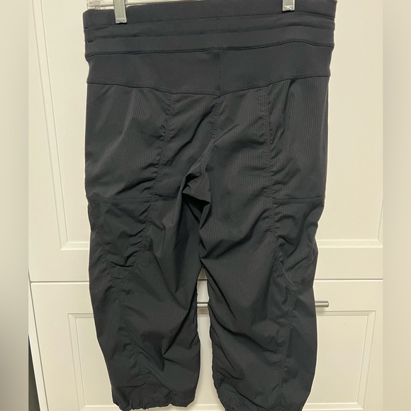 Lululemon Studio Crop II Size 8 Black - Picture 5 of 8